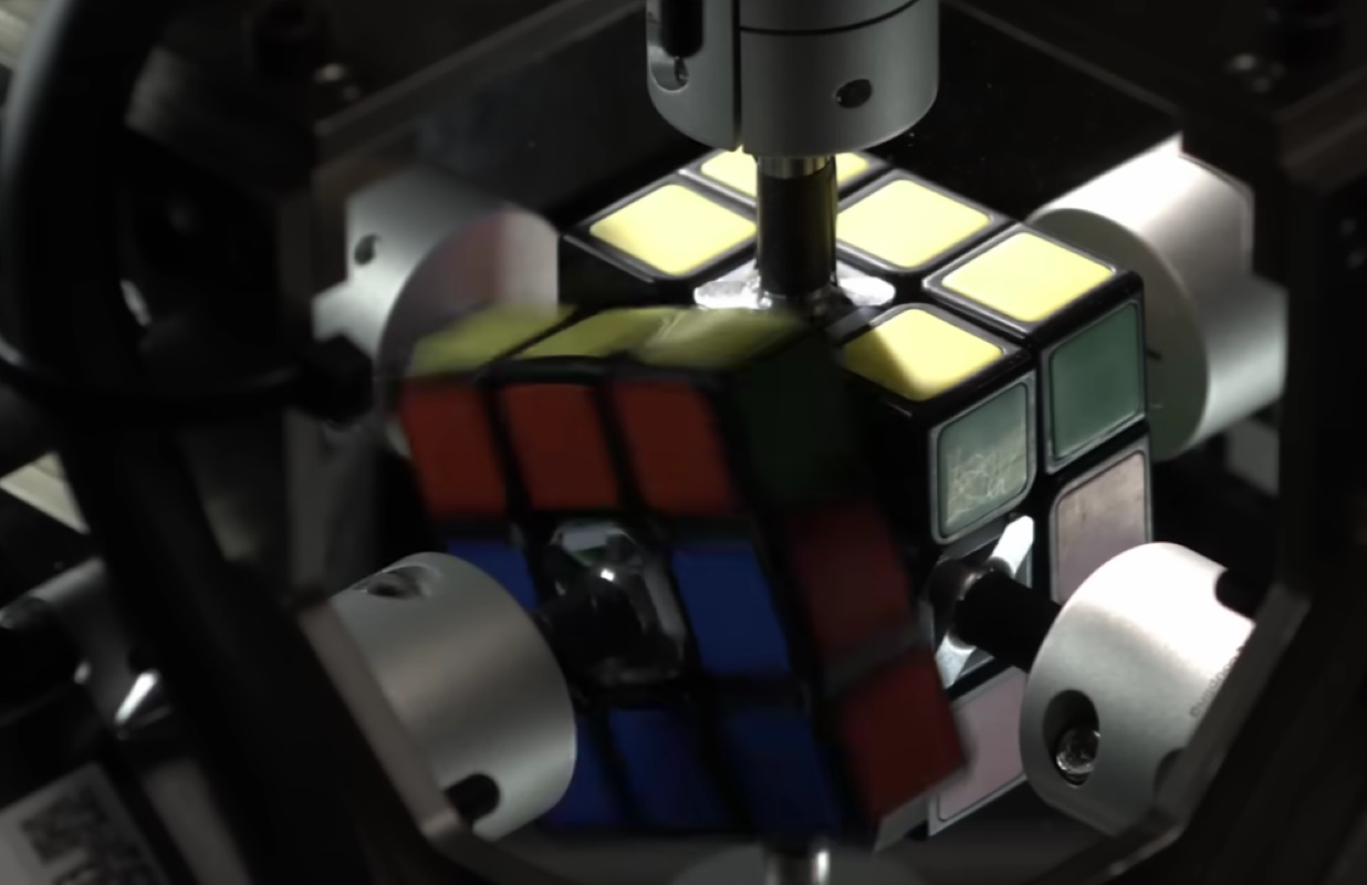 Ρομπότ έλυσε τον κύβο του Ρούμπικ μέσα σε 0.305 δευτερόλεπτα – Κατέρριψε το παγκόσμιο ρεκόρ