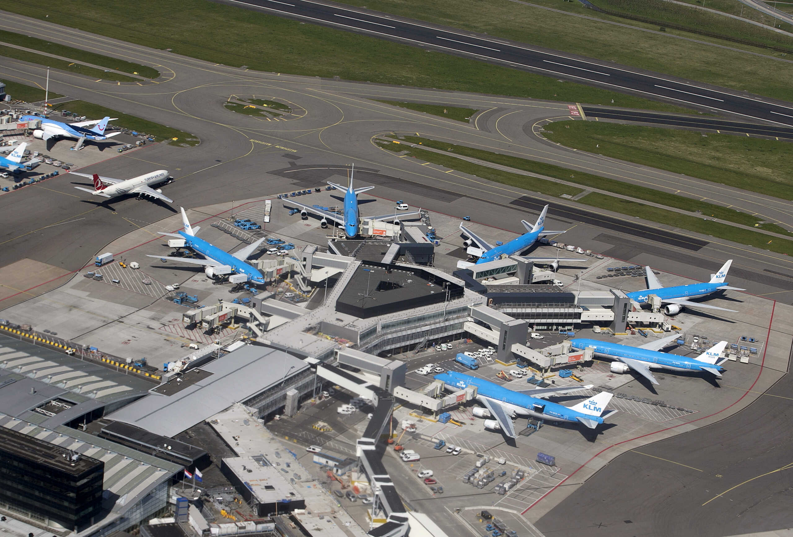 Άμστερνταμ: Ένας νεκρός στο αεροδρόμιο Σίπχολ – Τον «ρούφηξε» κινητήρας αεροσκάφους της KLM
