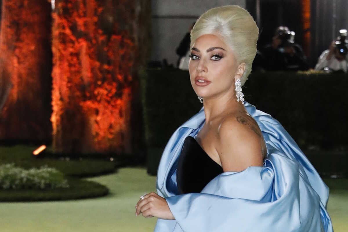 Η Lady Gaga εμφανίστηκε με μαύρα μαλλιά και μία «πόρτα αυτοκινήτου» πάνω της στην πρεμιέρα της ταινίας της