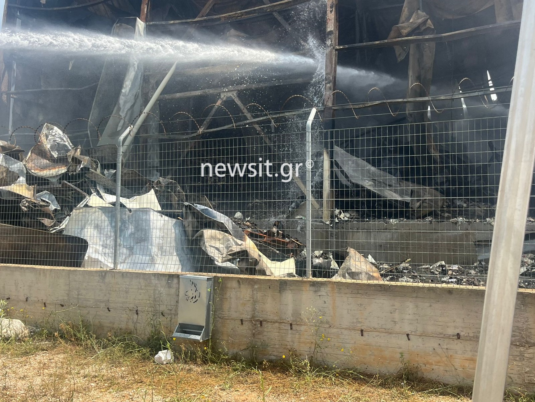 Λαμία: Κλιμάκιο της διεύθυνσης εμπρησμών στο εργοστάσιο με τα σχολικά γεύματα που καταστράφηκε από φωτιά