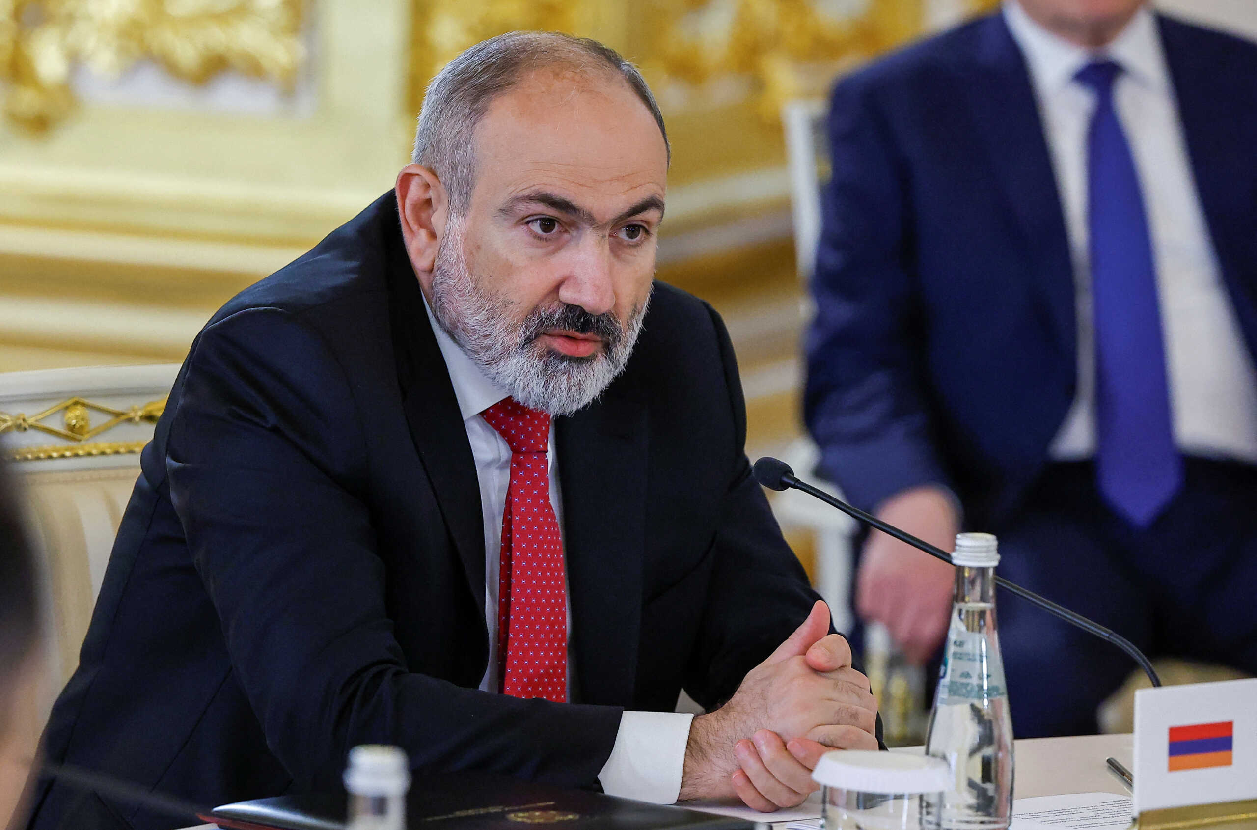Αρμενία: Περιπέτεια στον αέρα για τον πρωθυπουργό – Προσγειώθηκε εκτάκτως το ελικόπτερο που τον μετέφερε