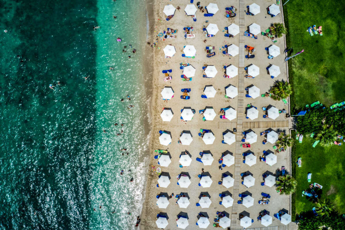 Χαλκιδική: Άνοιξαν τα πρώτα beach bar, οι τιμές για ομπρέλα στην παραλία