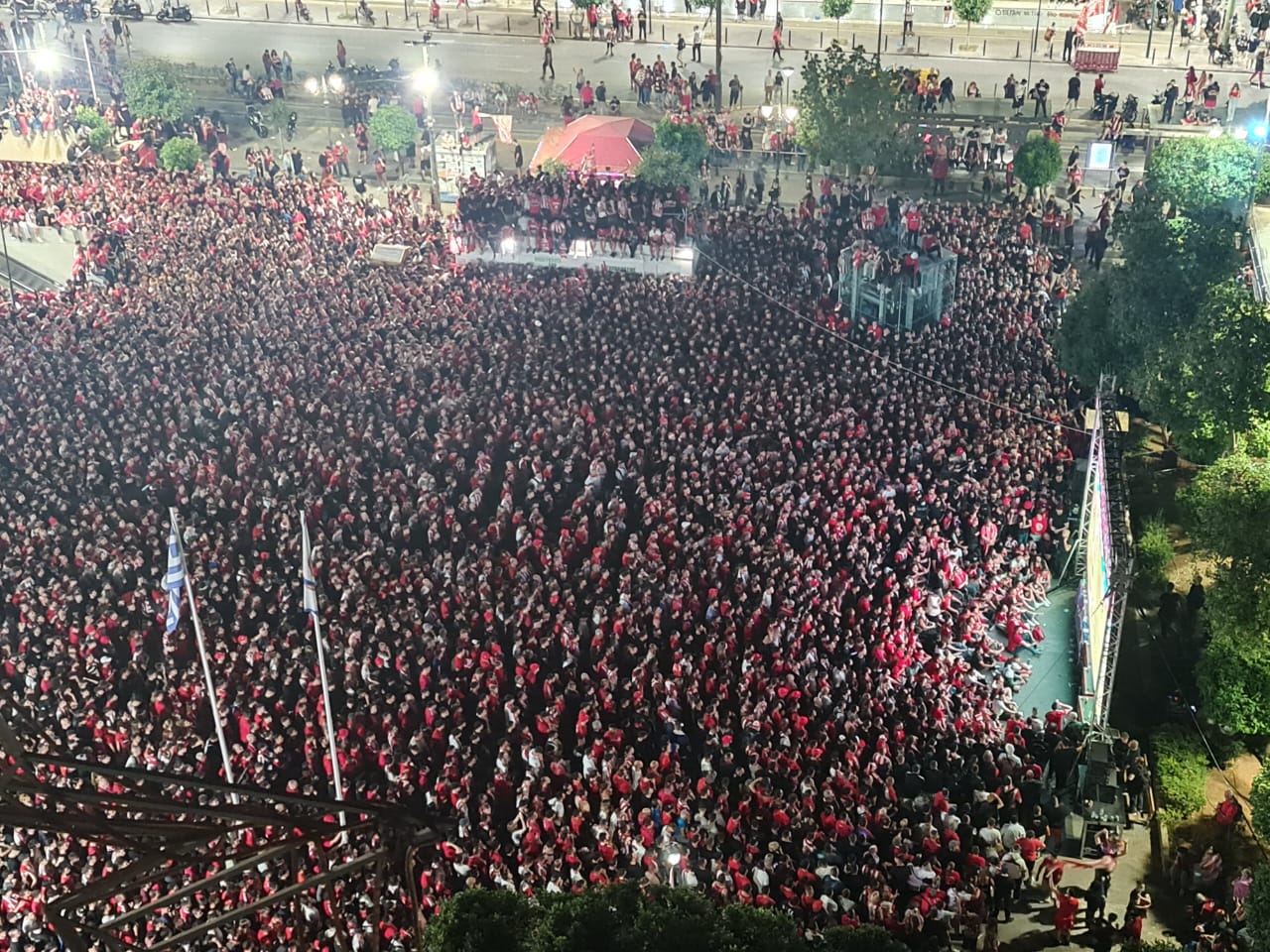 Ολυμπιακός – Φιορεντίνα: Χιλιάδες φίλοι των «ερυθρόλευκων» στην καρδιά του Πειραιά για να δουν τον τελικό του Conference League