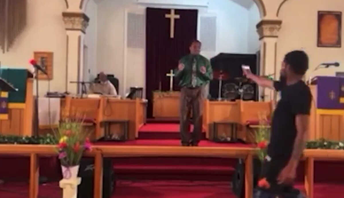 ΗΠΑ: Ένοπλος εισέβαλε σε εκκλησία – «Ο Θεός μπλόκαρε το όπλο», λέει ο πάστορας