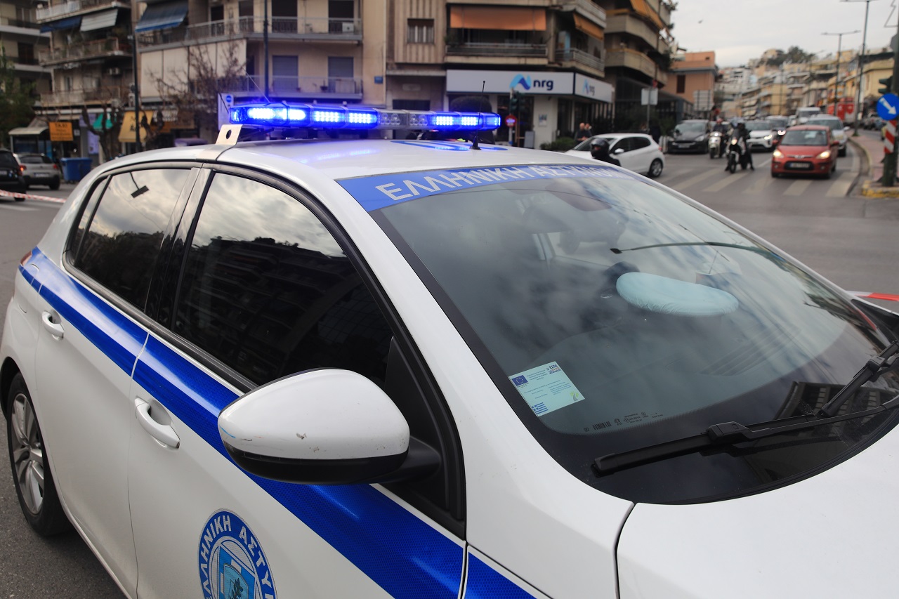 Θεσσαλονίκη: Διαρρήκτες πετούσαν πέτρες επί 30 λεπτά σε βιτρίνα καταστήματος για να σπάσει