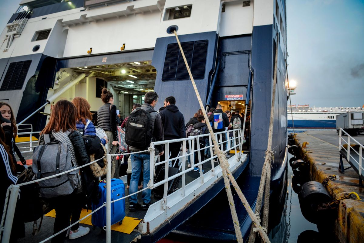 Επιστροφή εκδρομέων Πάσχα: Με 100% πληρότητα αναχωρούν τα πλοία – Στο πόδι η Τροχαία