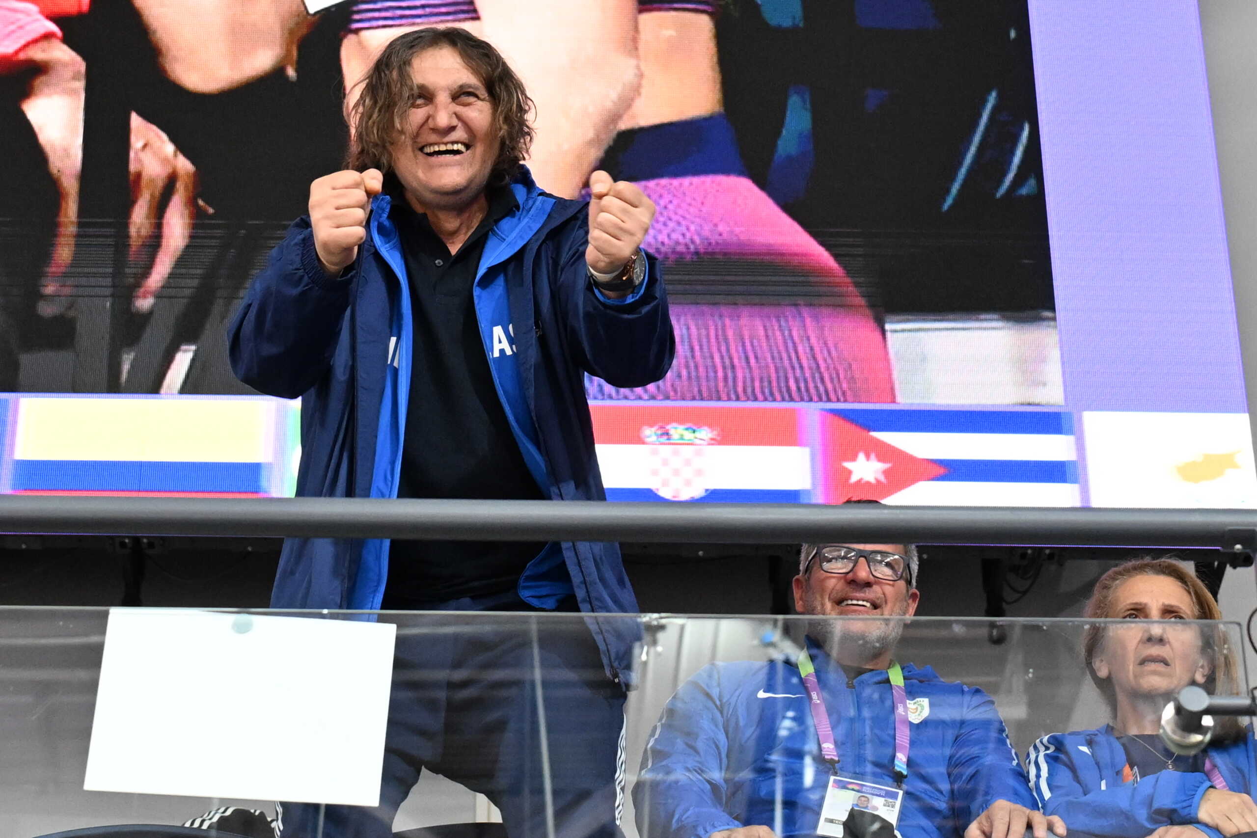 Ολυμπιακός – Φιορεντίνα: «Τρελαμένος» και ο Γιώργος Πομάσκι στο δρόμο προς την OPAP Arena