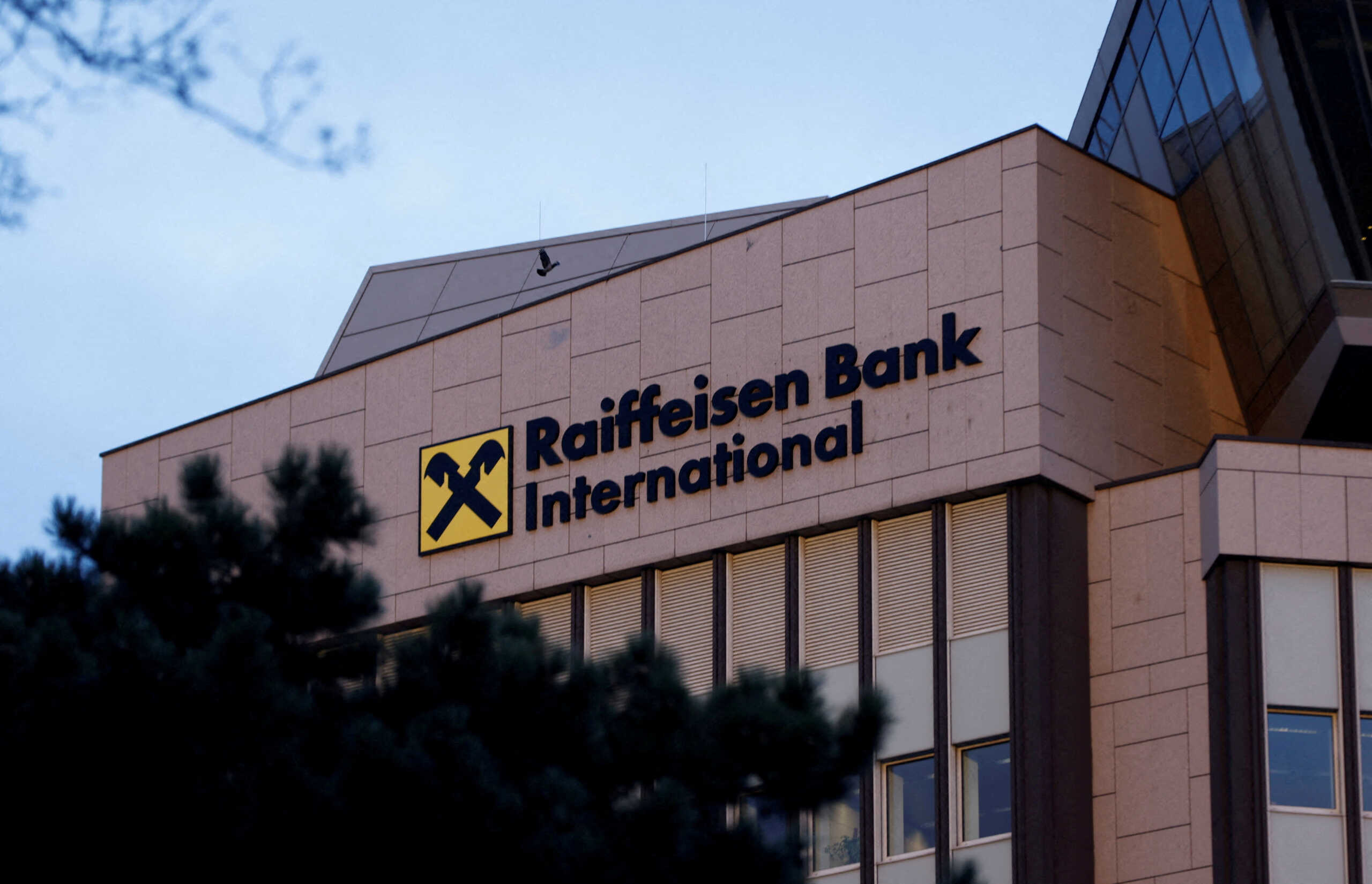 Η Raiffeisen Bank σταματάει τις εξερχόμενες μεταφορές σε δολάρια από την Ρωσία