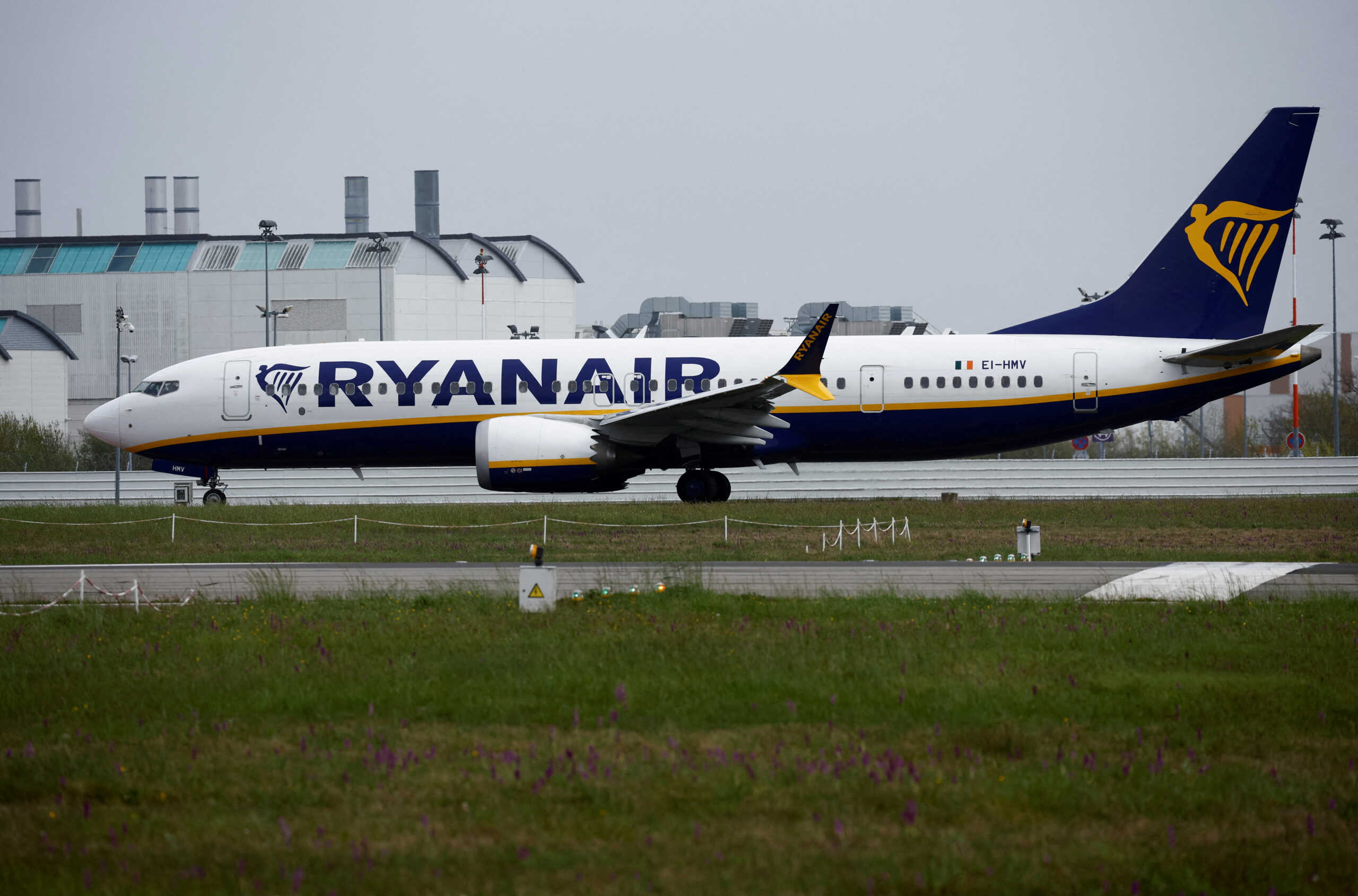 Ryanair: «Παράθυρο» για μικρές αυξήσεις στα εισιτήρια το καλοκαίρι