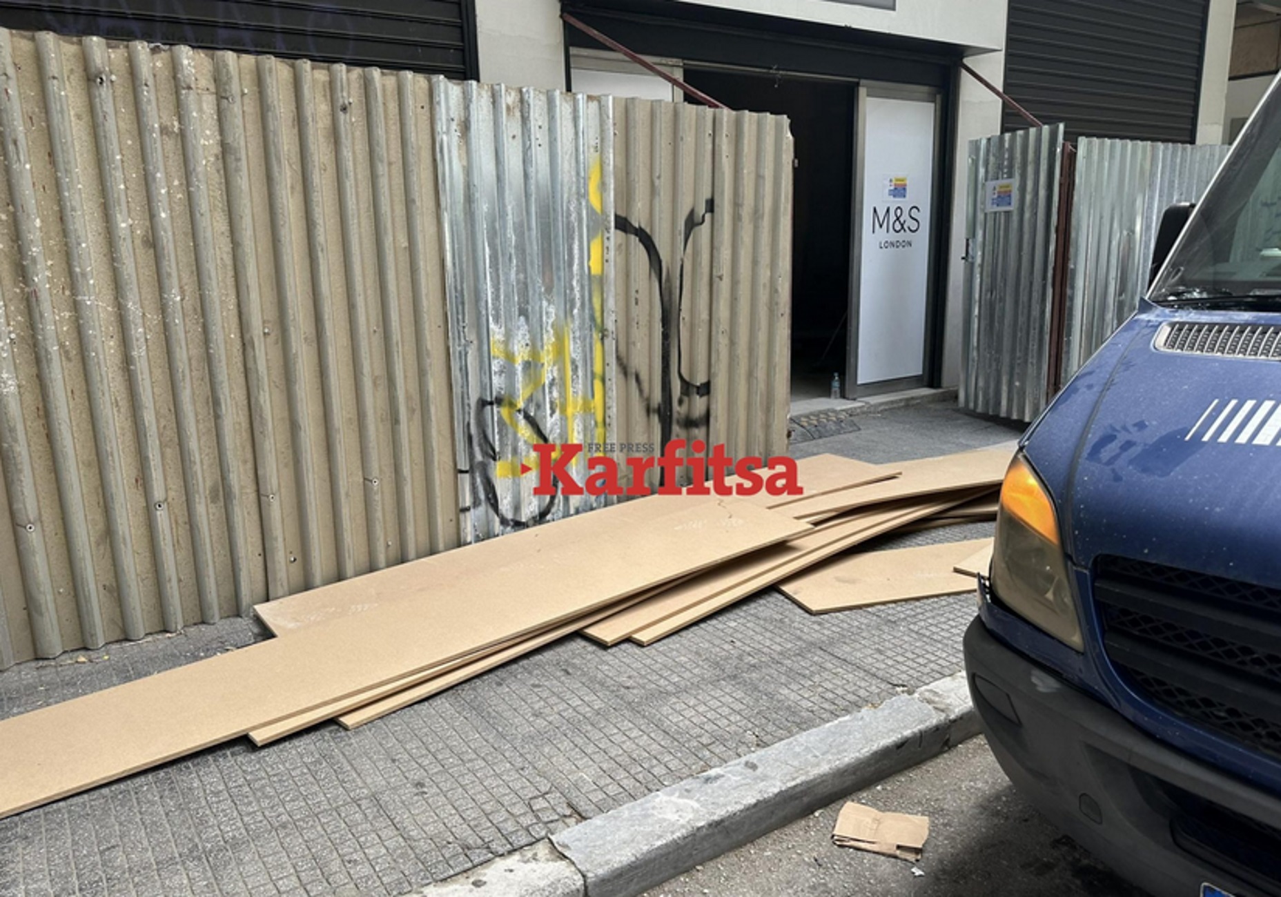 Θεσσαλονίκη: Ατύχημα στην Τσιμισκή με δύο γυναίκες να τραυματίζονται από σανίδες ξύλου που έπεσαν από διαμέρισμα