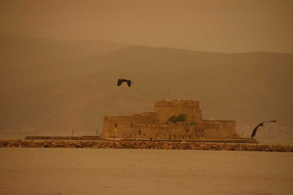 Καιρός – meteo: Πέφτει μέχρι και 9 βαθμούς η θερμοκρασία – Βροχές, καταιγίδες και αφρικανική σκόνη το επόμενο διήμερο