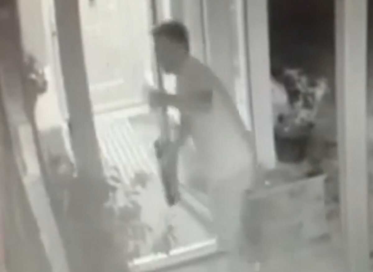 Θεσσαλονίκη: Είδε τους διαρρήκτες μέσα στο σπίτι του και χτυπούσε το παράθυρο με μία σκούπα, δείτε βίντεο