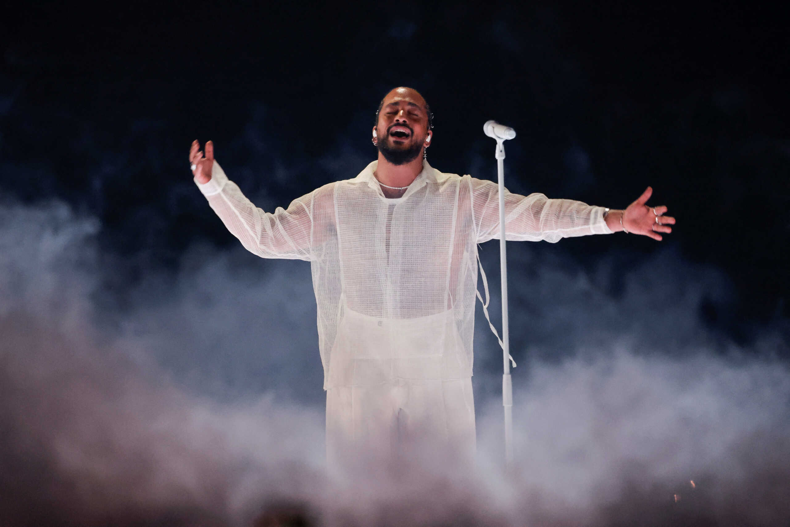 Slimane: Με φούστα και πέρλες στο λαιμό σε κλαμπ της Μυκόνου ο Γάλλος τραγουδιστής που εντυπωσίασε στη Eurovision