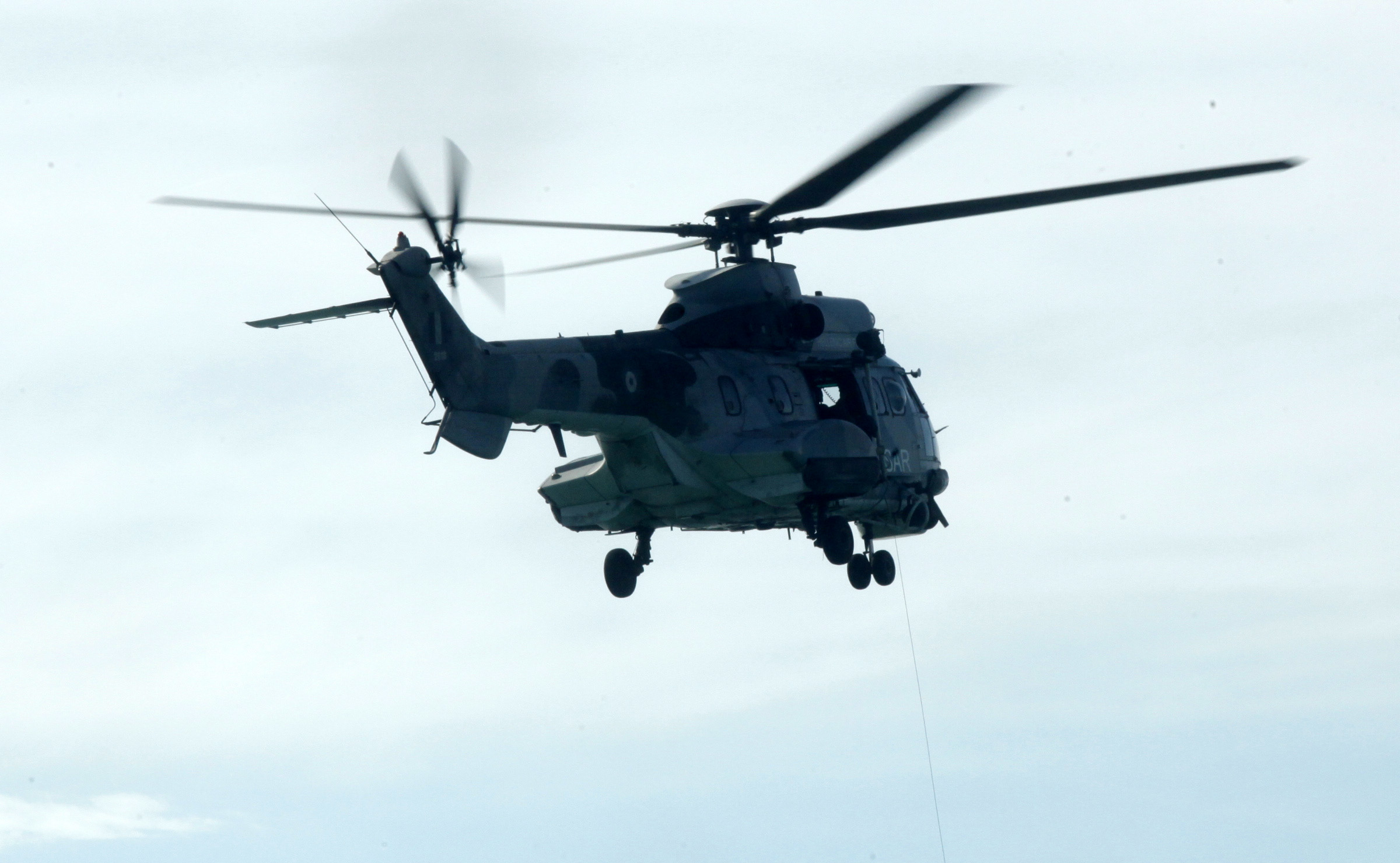 Πολεμική Αεροπορία: Πλάνα από ελικόπτερο Super Puma που συμμετέχει σε αποστολή διάσωσης ασθενών από εμπορικό πλοίο
