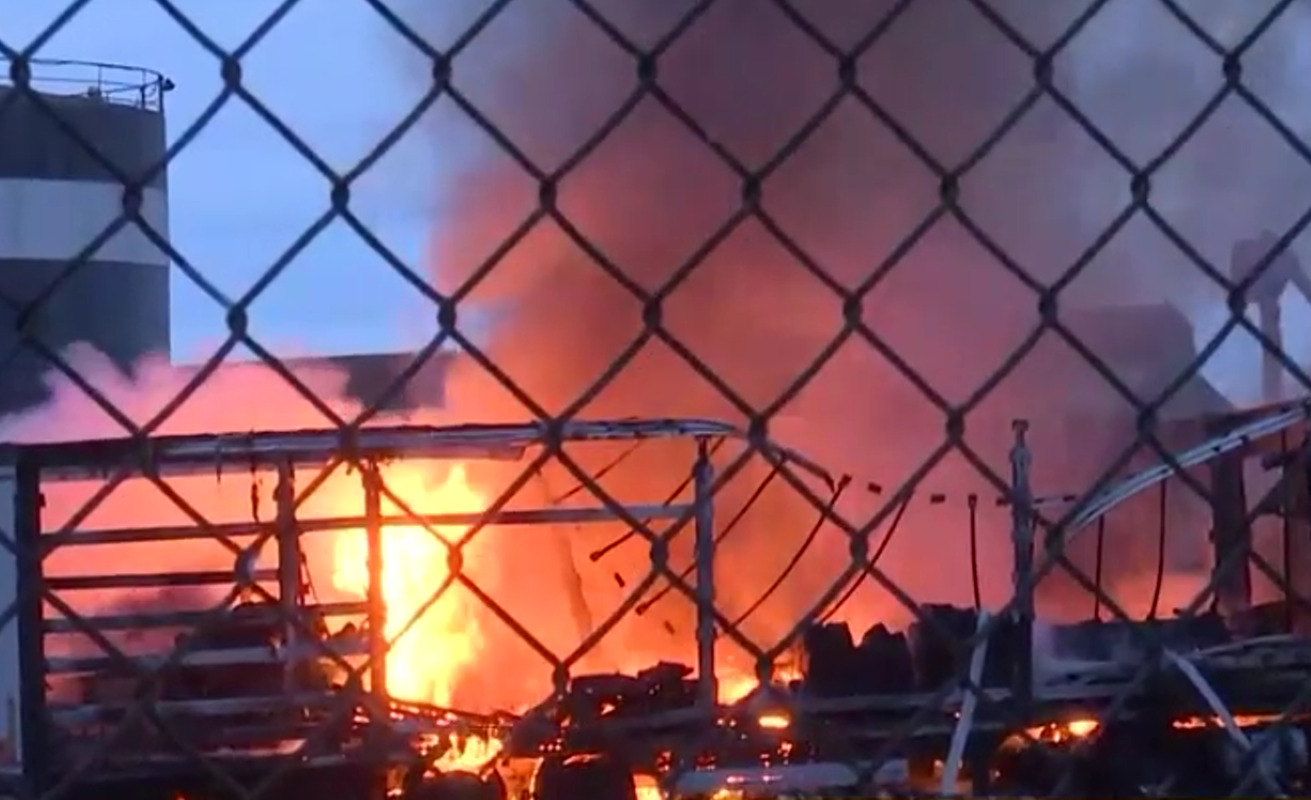 Θεσσαλονίκη: Στις φλόγες φορτηγά στο λιμάνι – Συναγερμός στην Πυροσβεστική