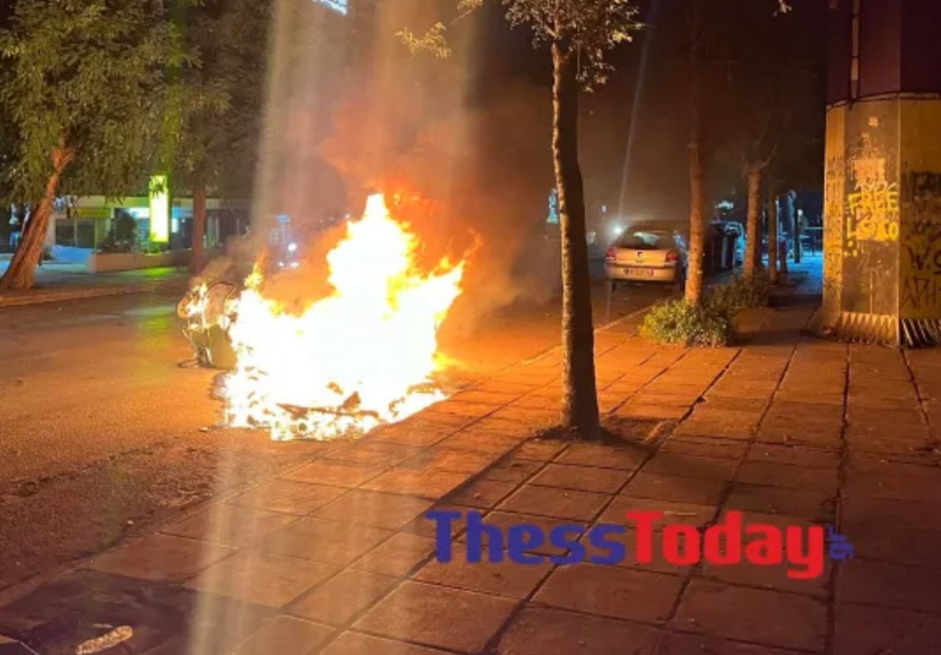 Παναθηναϊκός – Άρης: Βίντεο από την ένταση στη Θεσσαλονίκη με οπαδούς να βάζουν φωτιά σε κάδους