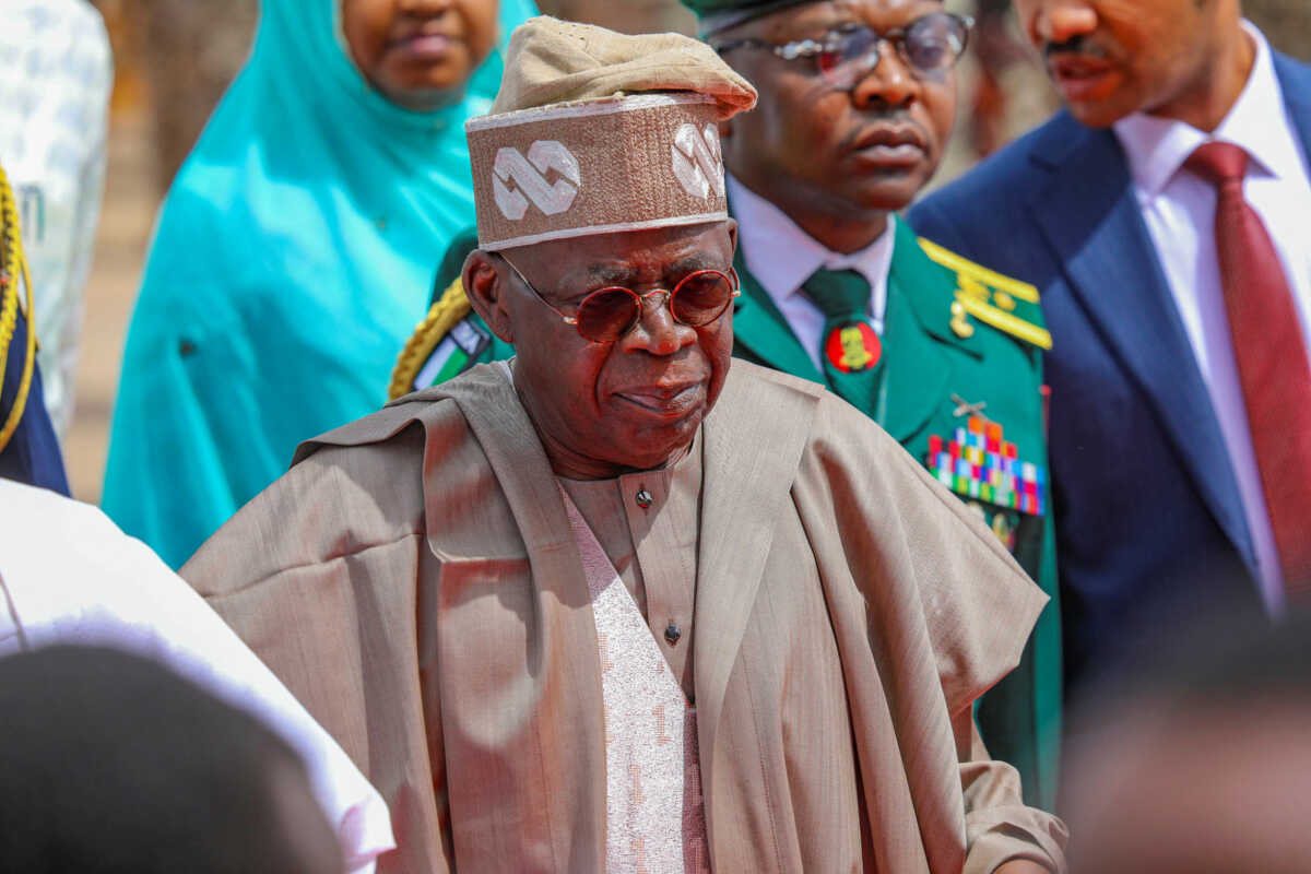 Νιγηρία: Ο πρόεδρος Τινούμπου υπέγραψε την επαναφορά του πρώτου εθνικού ύμνου της χώρας