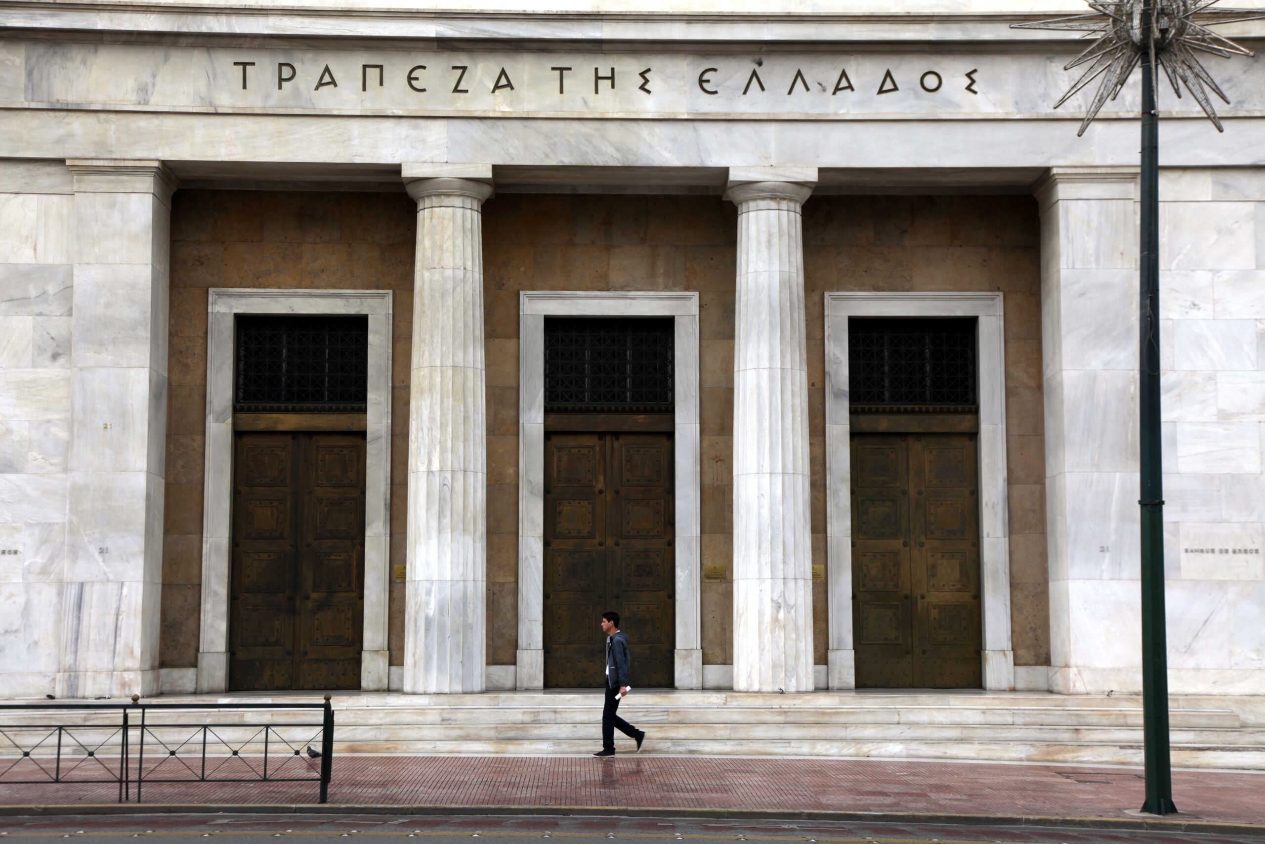 Γιατί αν δεν αυξηθεί η αποταμίευση στην Ελλάδα μπορεί να επανέλθει το «φάντασμα» της χρεοκοπίας