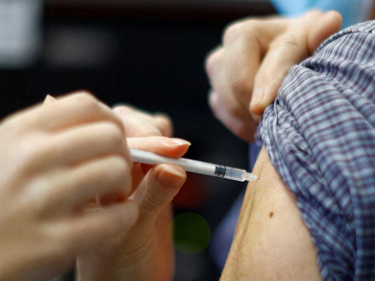 Κορονοϊός: Οι παραλλαγές FLiRT φέρνουν αλλαγές στα εμβόλια – Πόσο καλύπτει το παλιό