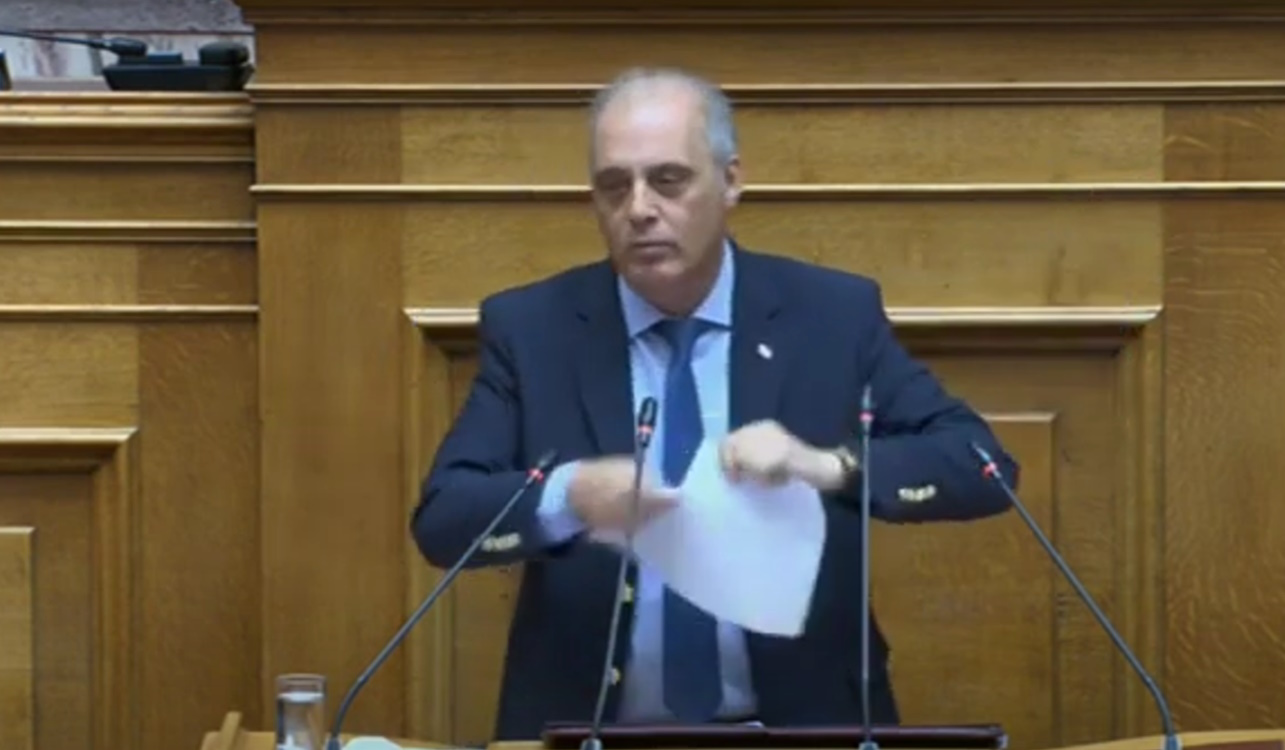 Ο Κυριάκος Βελόπουλος έσκισε από το βήμα της Βουλής τη Συμφωνία των Πρεσπών