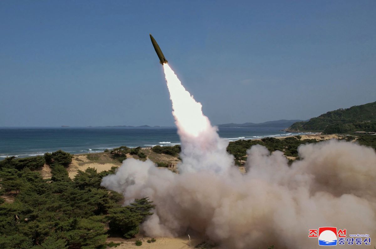 Η Βόρεια Κορέα εκτόξευσε πύραυλο που εξερράγη εν πτήσει