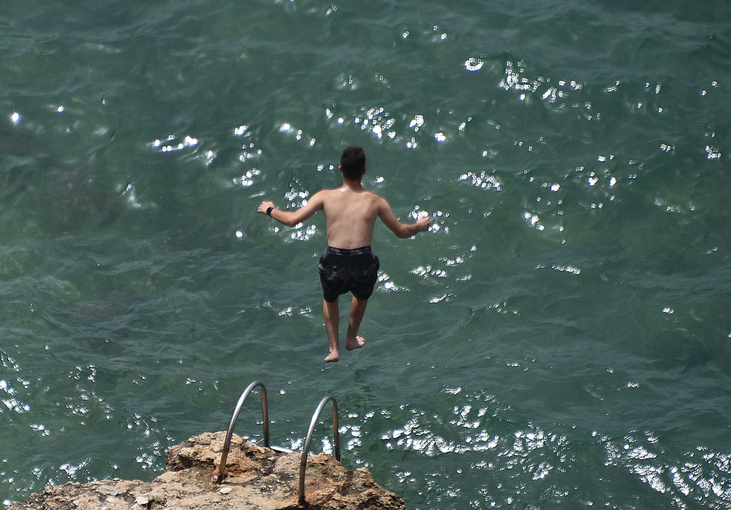 Κρήτη: Χαροπαλεύει 25χρονος μετά από βουτιά στο Παλιόκαστρο, έπεσε με το κεφάλι στα βράχια