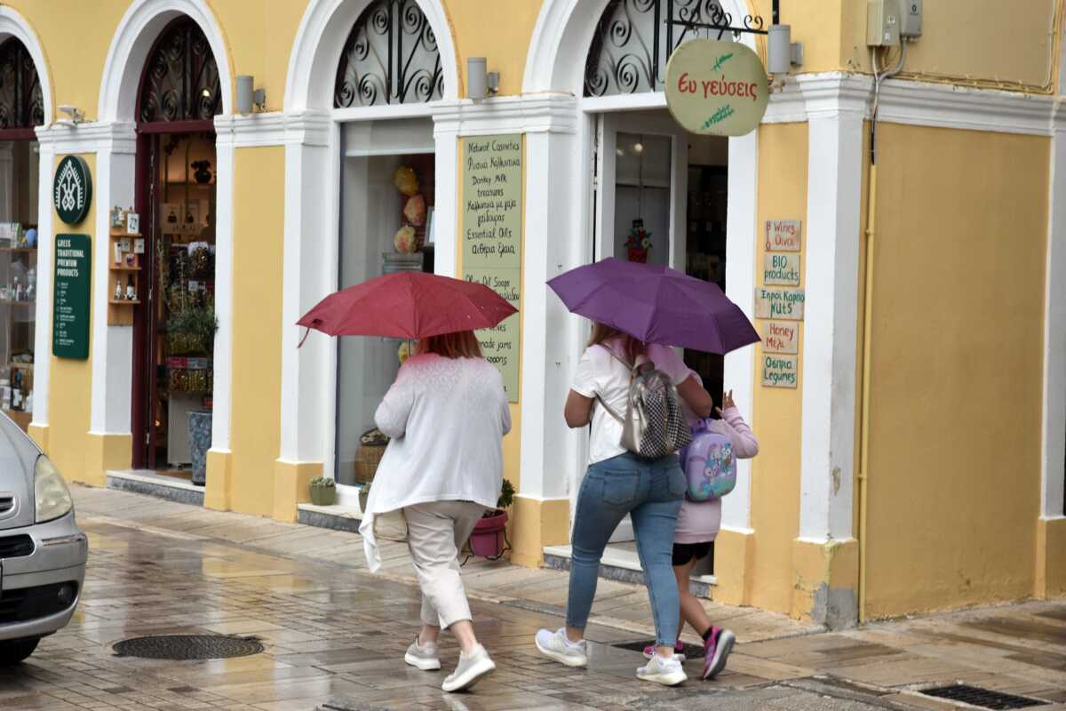 Καιρός: Η «ψυχρή λίμνη» φέρνει μπόρες από το μεσημέρι – Πού θα βρέξει τις επόμενες ώρες