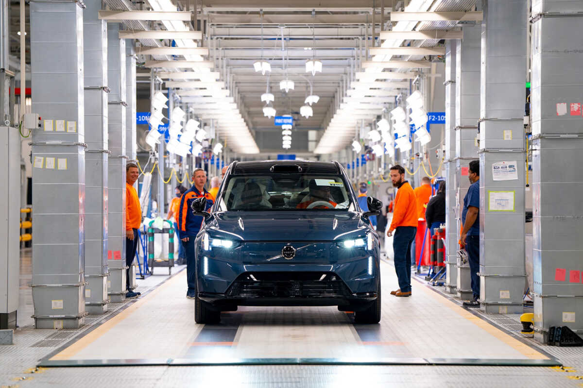 Η Volvo Cars ξεκινά την παραγωγή του αμιγώς ηλεκτρικού SUV EX90
