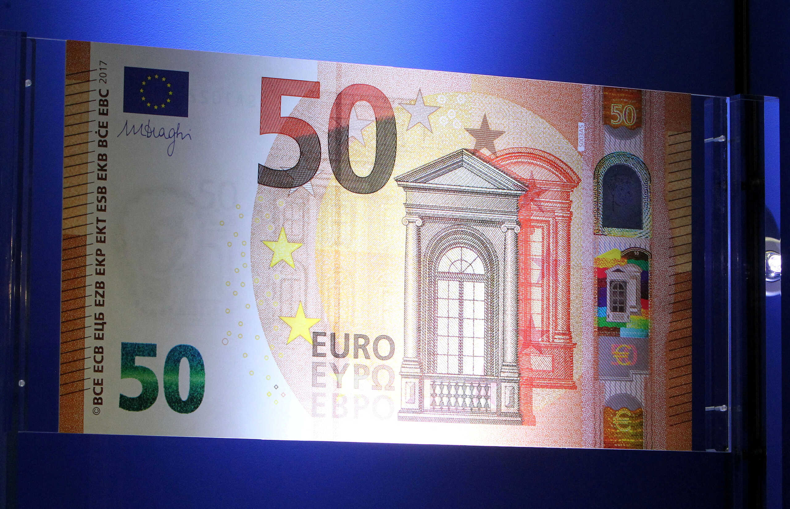 Το ευρώ «χάνει έδαφος» 2% σε σχέση με το δολάριο μετά από τις ευρωεκλογές