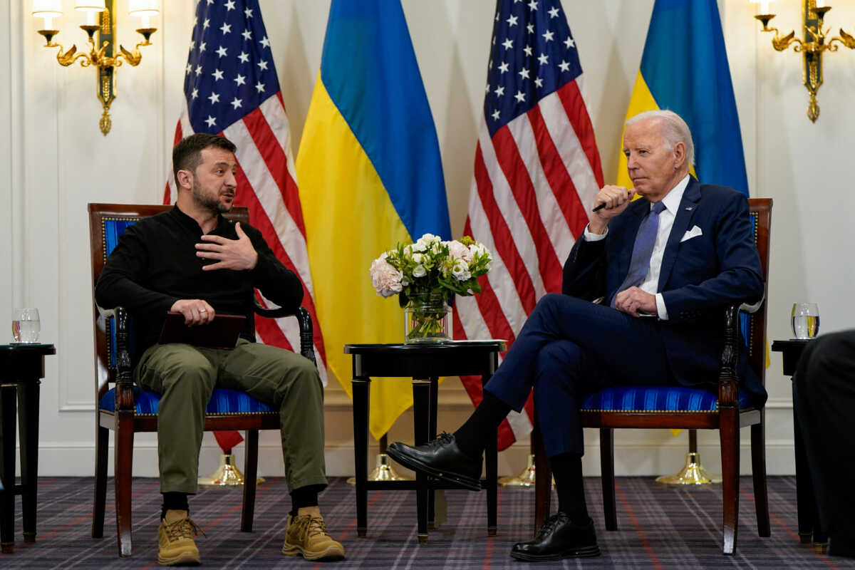 Ο Τζο Μπάιντεν ζήτησε συγγνώμη από τον Βολοντίμιρ Ζελένσκι για την καθυστέρηση της αμερικανικής βοήθειας στην Ουκρανία
