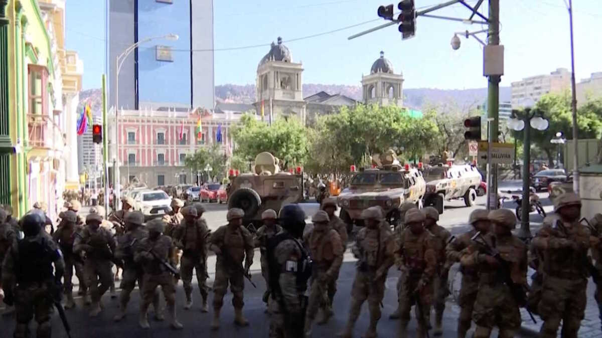 Βολιβία: Εικόνες που παραπέμπουν σε πραξικόπημα – Στρατιώτες εισβάλλουν στο προεδρικό μέγαρο