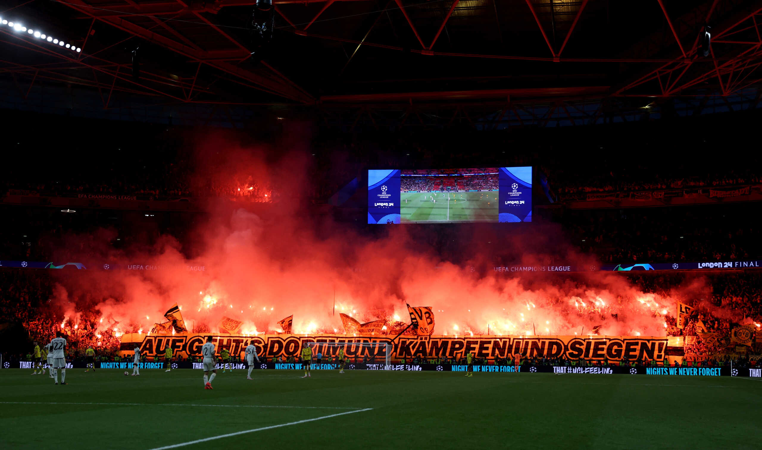 Ντόρτμουντ – Ρεάλ Μαδρίτης: Τρομερή ατμόσφαιρα στο Wembley, άναψαν εκατοντάδες καπνογόνα οι Γερμανοί στον τελικό του Champions League