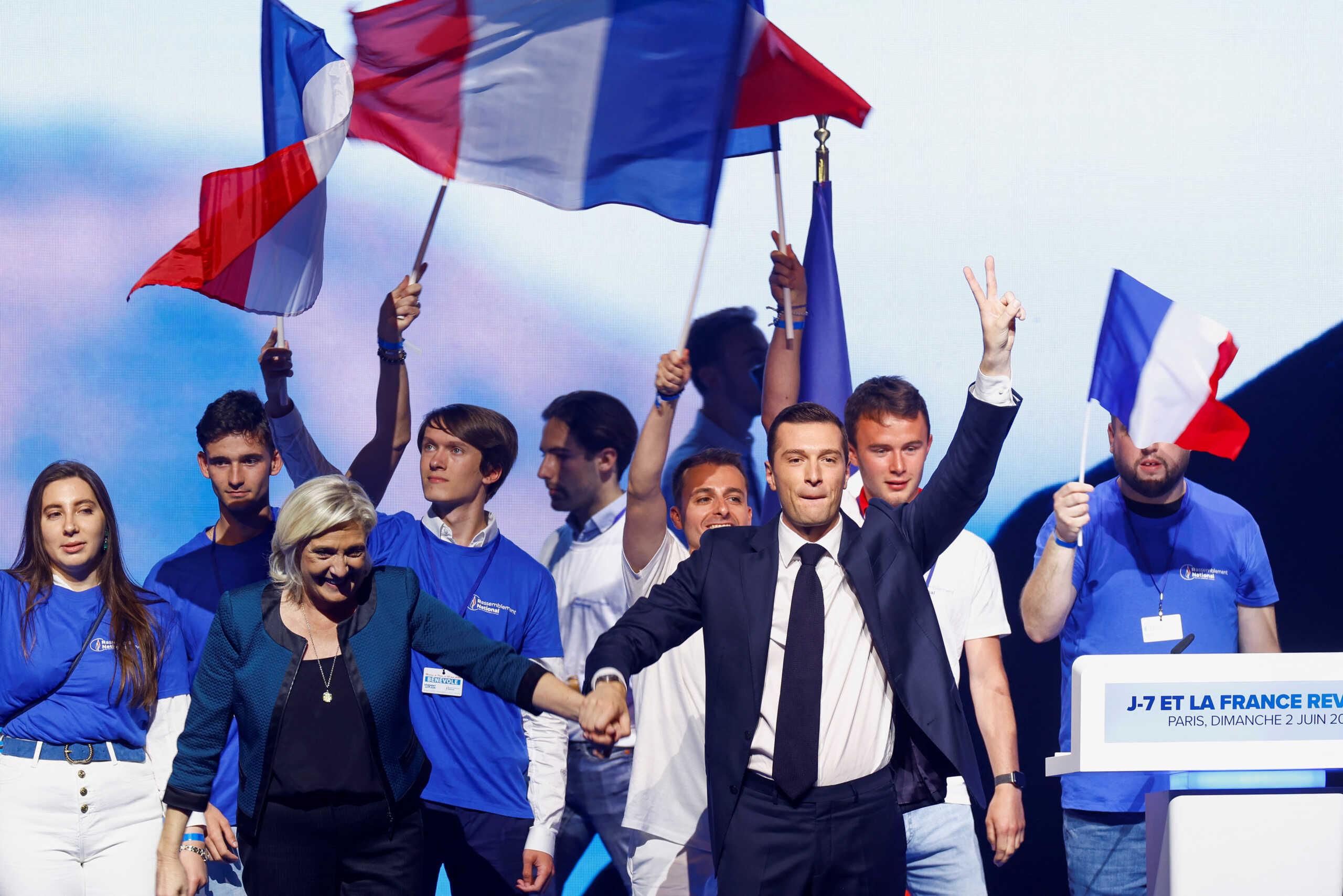 Η Λε Πεν σαρώνει στις ευρωεκλογές στην Γαλλία – Αναμένεται διάγγελμα Μακρόν
