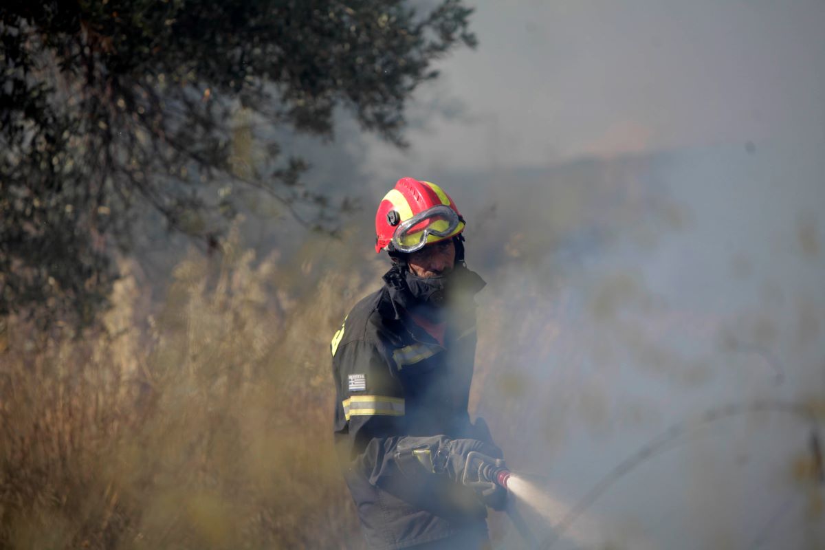 Φωτιά σε Μαρκόπουλο Αττικής, Κάρυστο και Θήβα – Στη μάχη εναέριες και επίγειες δυνάμεις