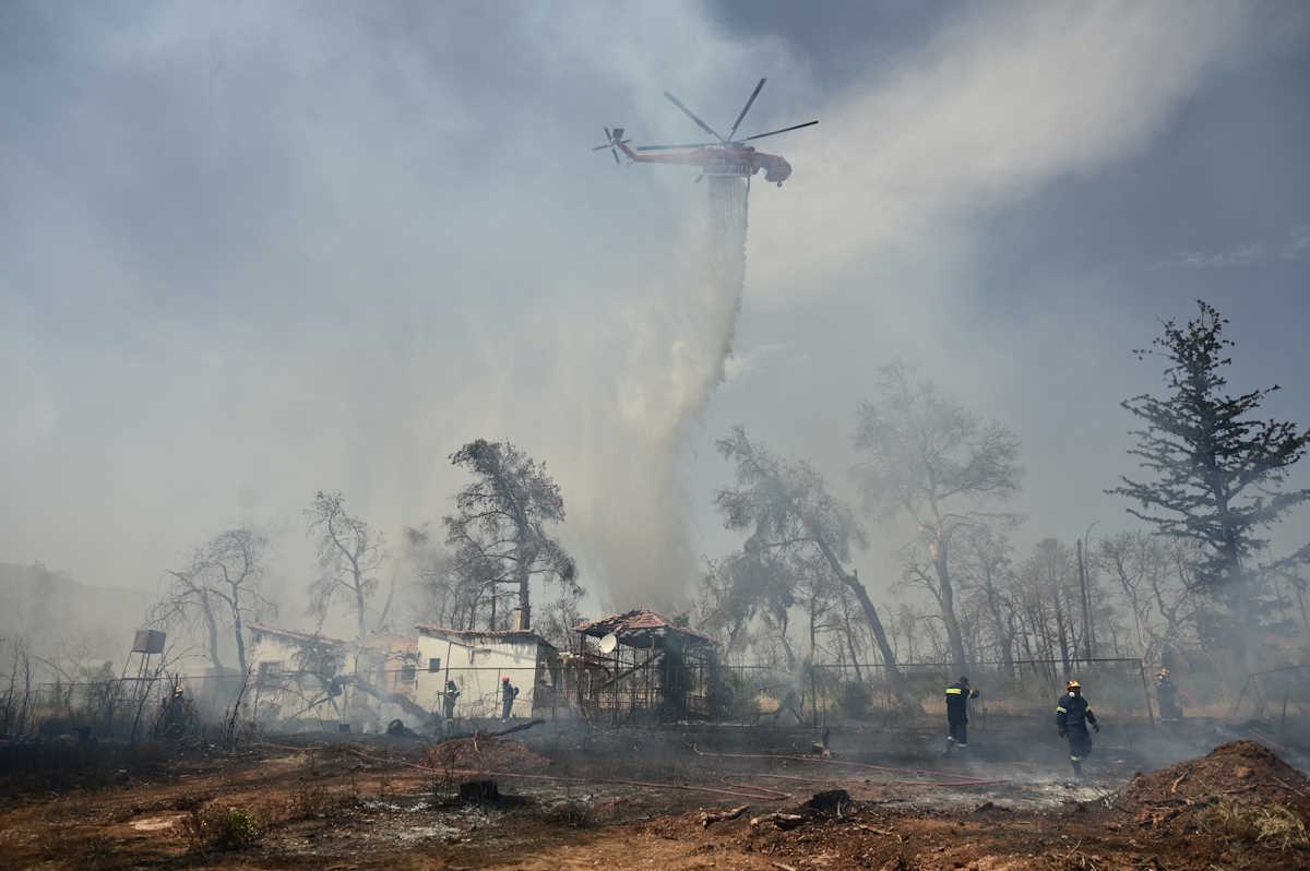 Βοιωτία: Υπό μερικό έλεγχο η φωτιά στο Πάνακτο σε αποθήκη με επικίνδυνα υλικά