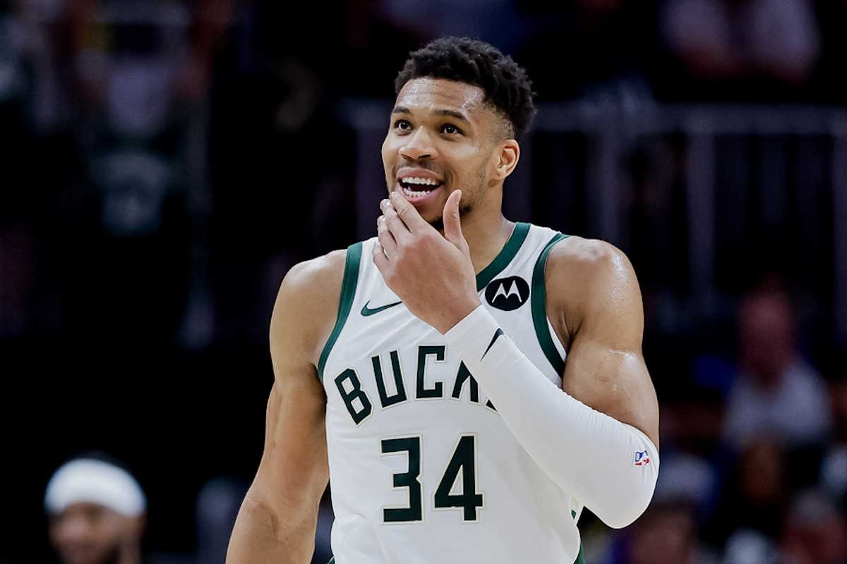 epa11252474 Milwaukee Bucks forward Giannis Antetokounmpo of Greece reacts in the closing seconds of the second half of the NBA basketball game between the Milwaukee Bucks and the Atlanta Hawks in Atlanta, Georgia, USA, 30 March 2024.  EPA