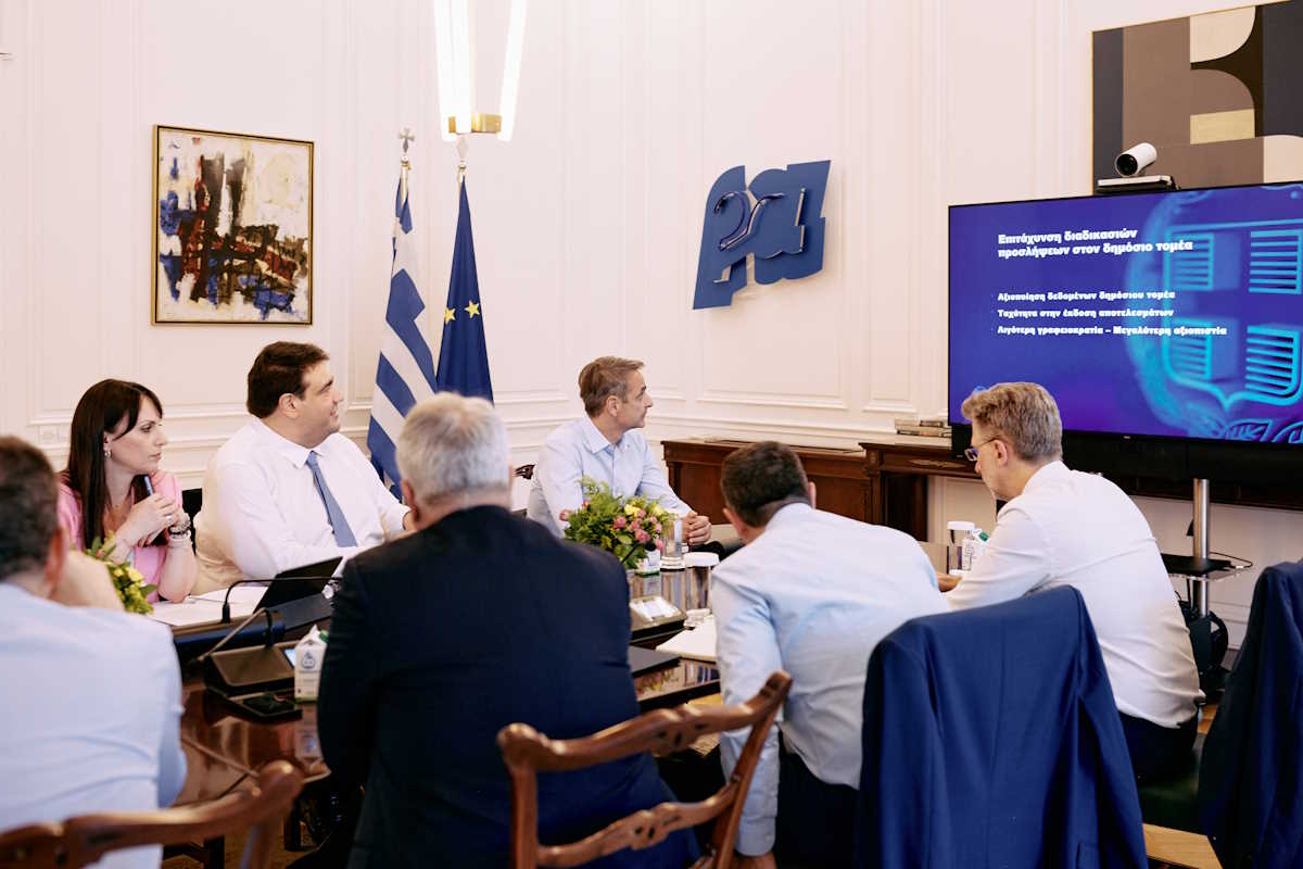 Σύσκεψη του Πρωθυπουργού Κυριάκου Μητσοτάκη στο Μέγαρο Μαξίμου με την πολιτική ηγεσία του Υπουργείου Εσωτερικών, με αντικείμενο το Ανώτατο Συμβούλιο Επιλογής Προσωπικού, Τρίτη 18 Ιουνίου 2024. 
(ΔΗΜΗΤΡΗΣ ΠΑΠΑΜΗΤΣΟΣ