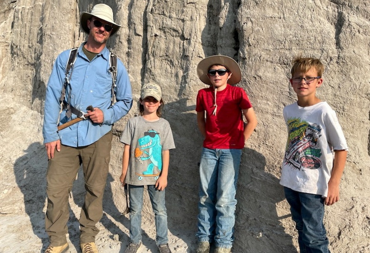 Βόρεια Ντακότα: Τρία παιδιά βρήκαν απολιθωμένη κνήμη νεαρού Τυραννόσαυρου Ρεξ που έζησε πριν από 67 εκατομμύρια χρόνια