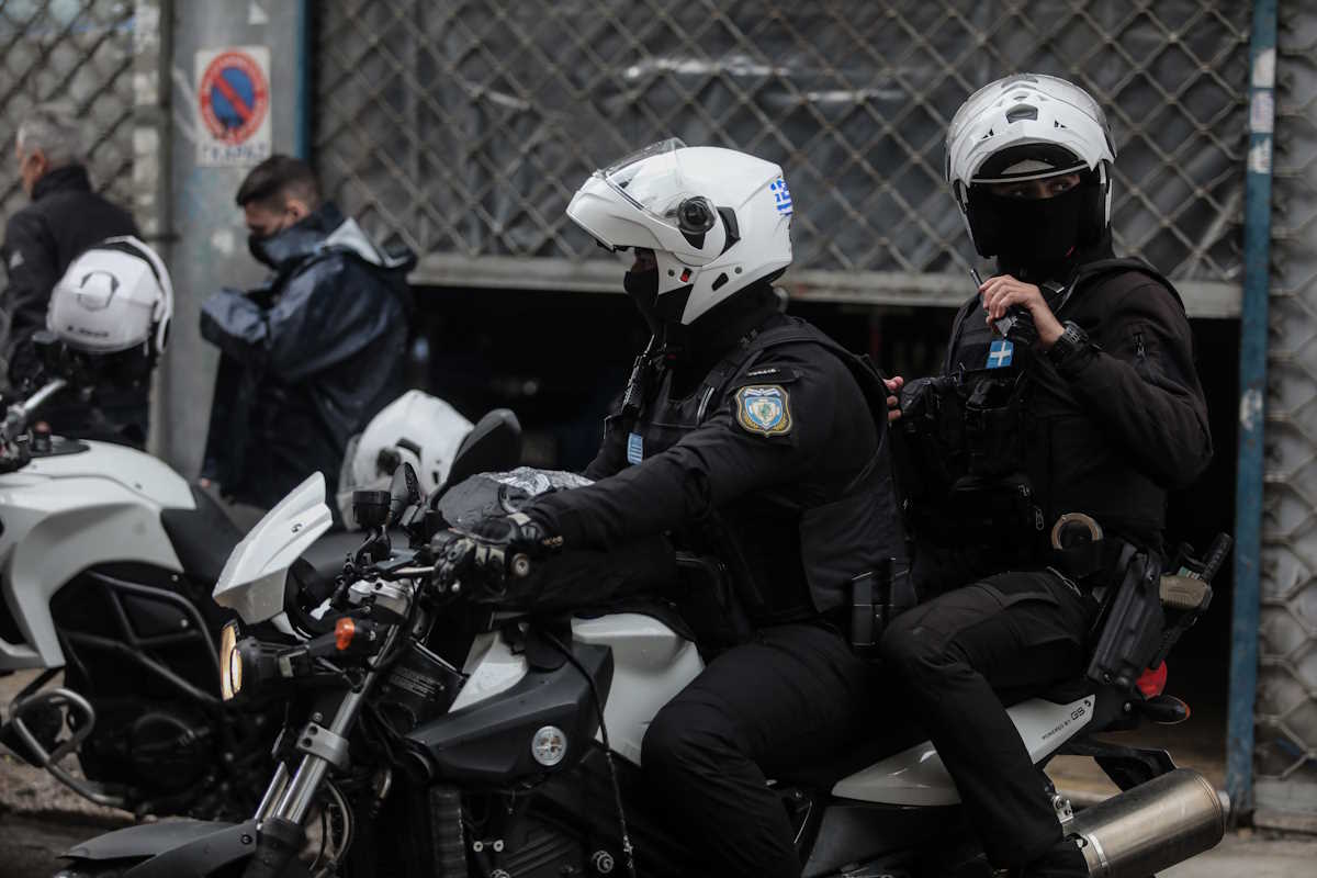 Αθήνα: Χειροπέδες σε 20χρονο για 6 ληστείες σε περίπτερο και μίνι μάρκετ σε Παγκράτι και Βύρωνα