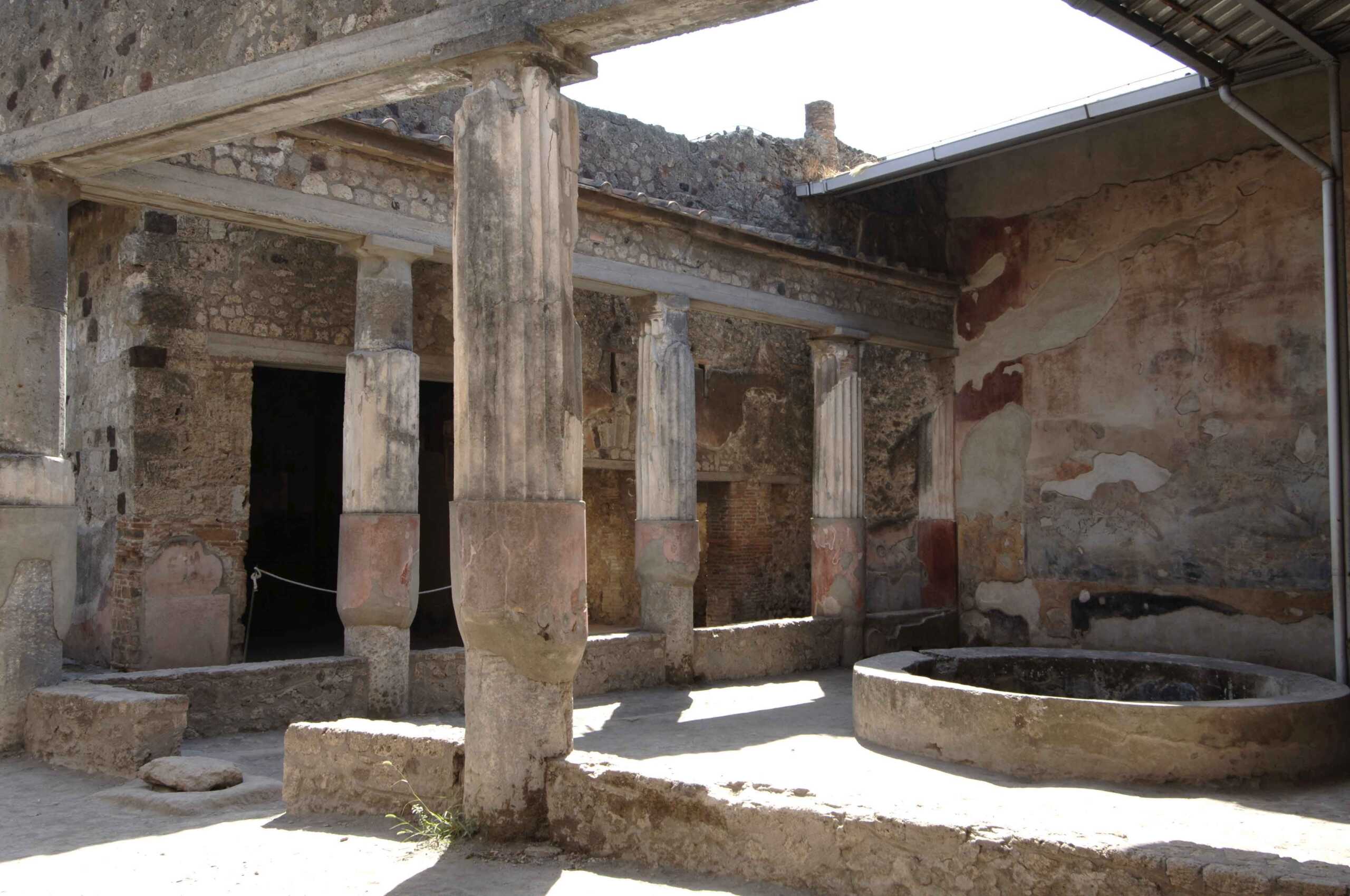 Πομπηία: Αρχαιολόγοι ανακάλυψαν σπάνιο μπλε δωμάτιο με τοιχογραφίες γυναικείων μορφών