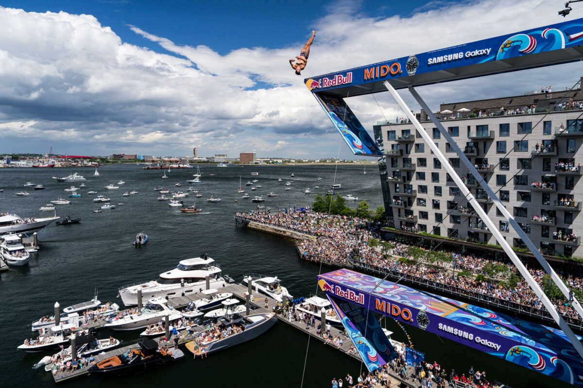 Το Red Bull Cliff Diving World Series κλείνει τα «100»: Μετά τη Λίμνη Βουλιαγμένη έρχεται η σειρά της Βοστώνης