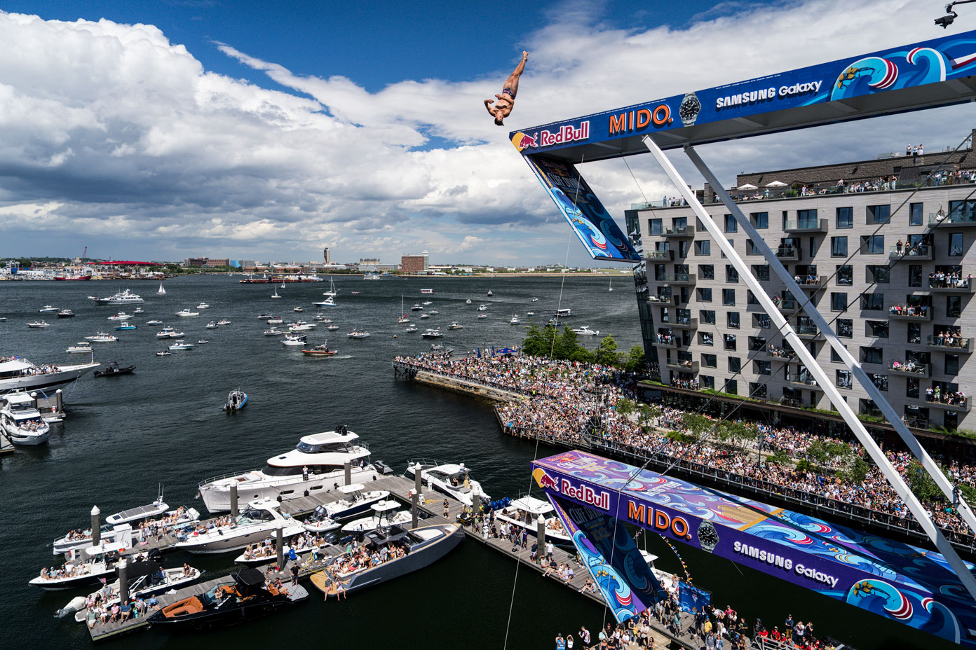 Το Red Bull Cliff Diving World Series κλείνει τα «100»: Μετά τη Λίμνη Βουλιαγμένη έρχεται η σειρά της Βοστώνης