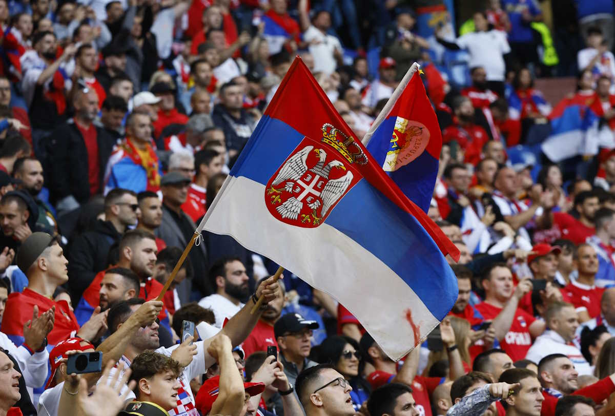 Euro 2024: Κοσοβάρος δημοσιογράφος σχημάτισε τον αλβανικό αετό μπροστά στην εξέδρα των Σέρβων οπαδών