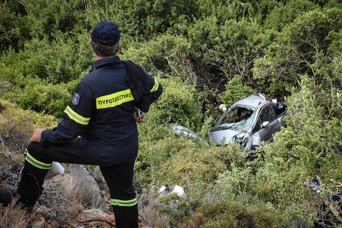 Νεκρός ανασύρθηκε από άνδρες της Πυροσβεστικής Υπηρεσίας Ναυπλίου και του ΕΚΑΒ Αργολίδος ένας ηλικιωμένος άνδρας που επέβαινε σε ΙΧ αυτοκίνητο και έπεσε σε γκρεμό, στην περιοχή Κονδύλι του δήμου Ναυπλιέων, το Σάββατο 21 Σεπτεμβρίου 2019.
(EUROKINISSI