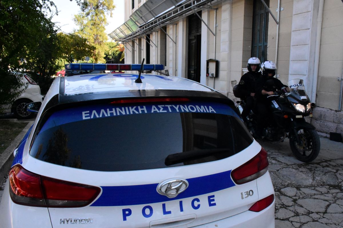 Επτά συλλήψεις από την Αντιτρομοκρατική για εμπρησμούς σε κατάστημα, ξενοδοχείο και συναγωγή στην Αθήνα