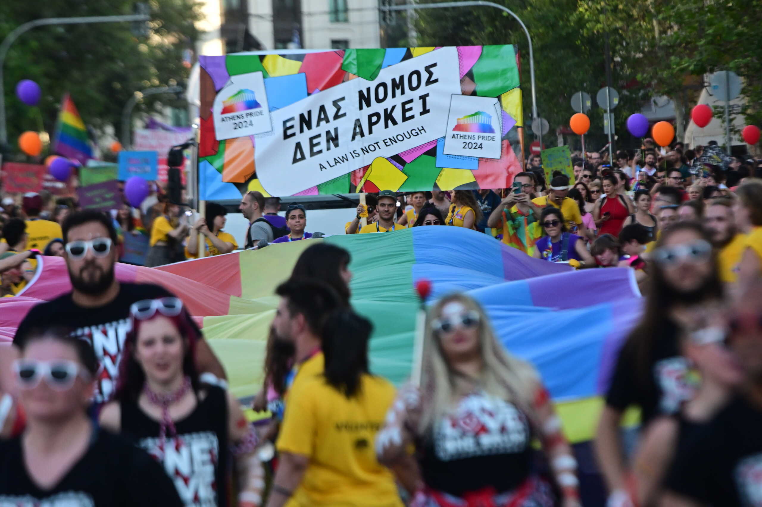 Athens Pride 2024: «Ένας νόμος δεν αρκεί» το κεντρικό σύνθημα του φεστιβάλ – Γέμισε χρώματα το κέντρο της Αθήνας