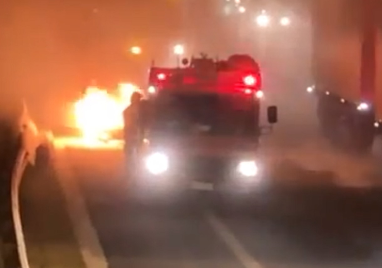 Φωτιά στην Αττική Οδό: Αυτοκίνητο τυλίχτηκε στις φλόγες – Βίντεο ντοκουμέντο