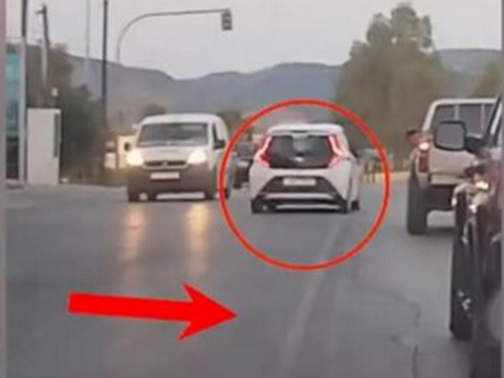 Βίντεο: Η στιγμή που οδηγός στα Χανιά κάνει παράνομη προσπέραση και μπαίνει στο αντίθετο ρεύμα
