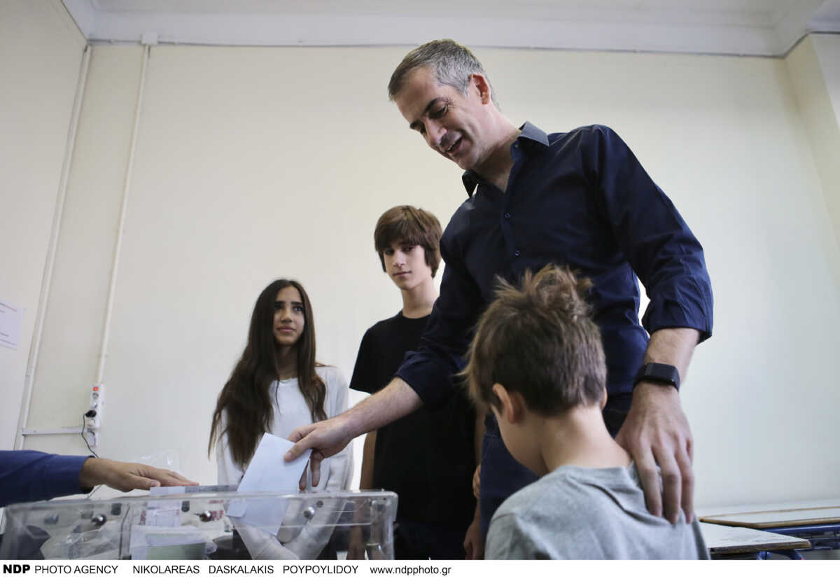 Ευρωεκλογές 2024: Ο γιος του Κώστα Μπακογιάννη Παύλος άσκησε για πρώτη φορά το εκλογικό του δικαίωμα