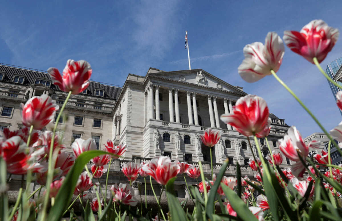 Η Τράπεζα της Αγγλίας διατηρεί τα επιτόκια της σε υψηλό 16 ετών